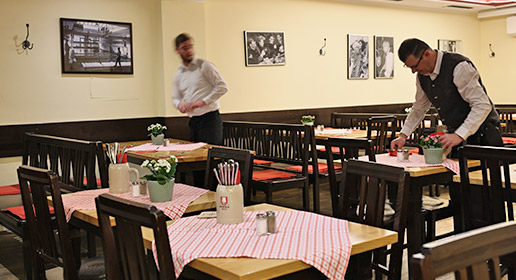 Blick in unser uriges Restaurant Schnitzelwirt im Spatenhof München